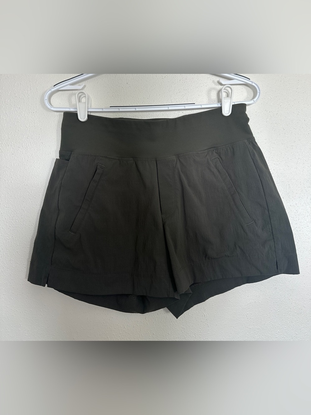 Athleta Trekkie North Mid Rise Shorts 3.5" Dark Grey Size 4 Excellent Condition